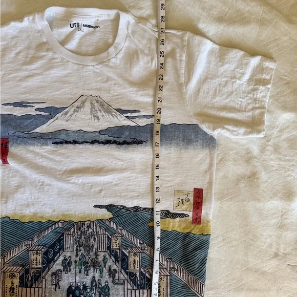 Uniqlo Ukiyo-e Mt. Fuji & townscape design White Graphic Tee - Picture 7 of 7